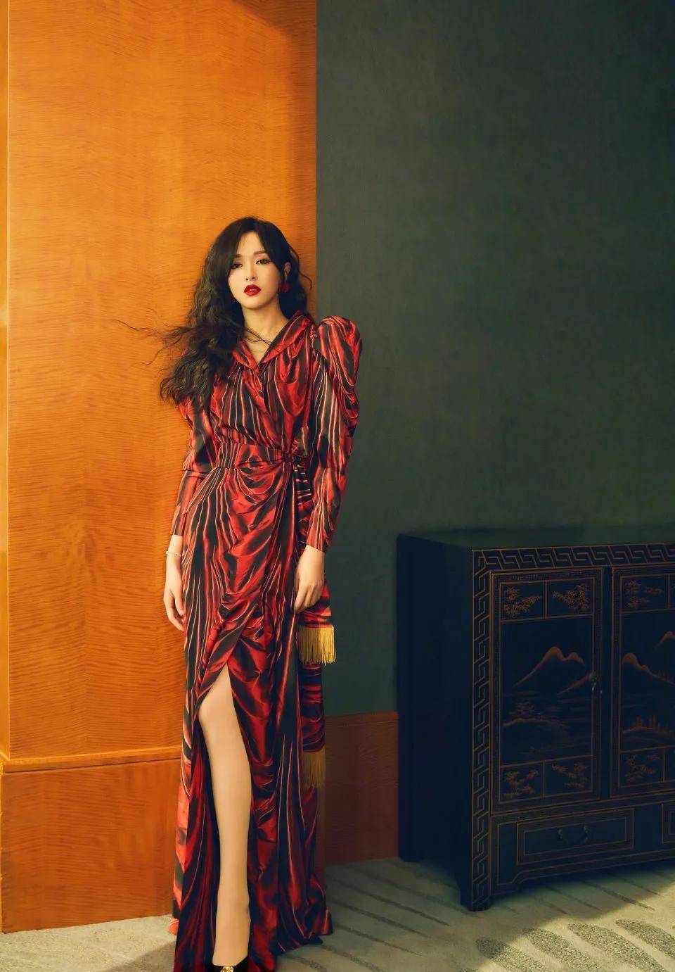 唐嫣晒照庆新年 一袭红裙露美腿吸睛 大波浪卷发配红唇美艳明媚_祝福