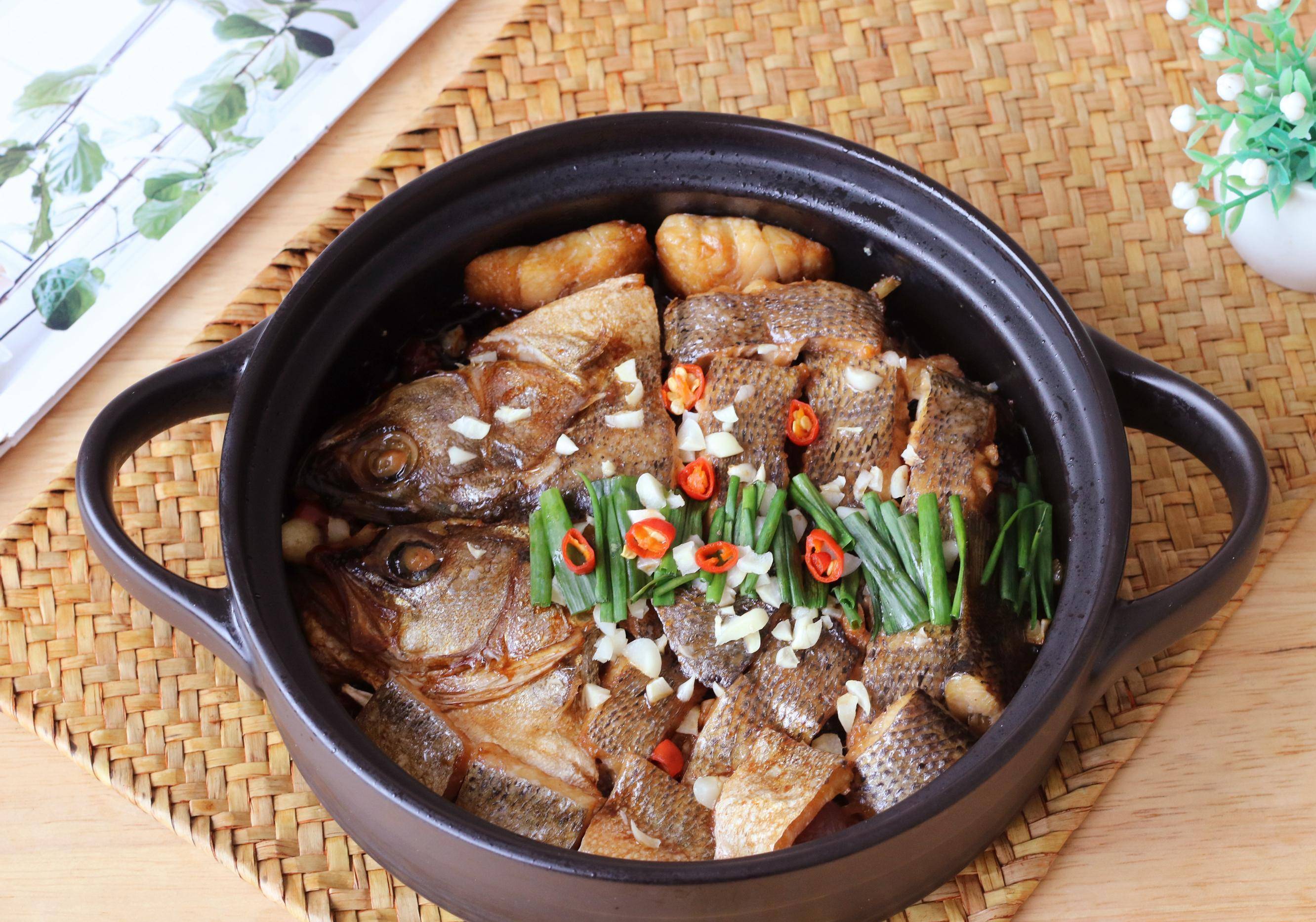 这鱼很多人看不上,学个新做法,香到流口水,家人都爱吃_鲈鱼_砂锅_洋葱