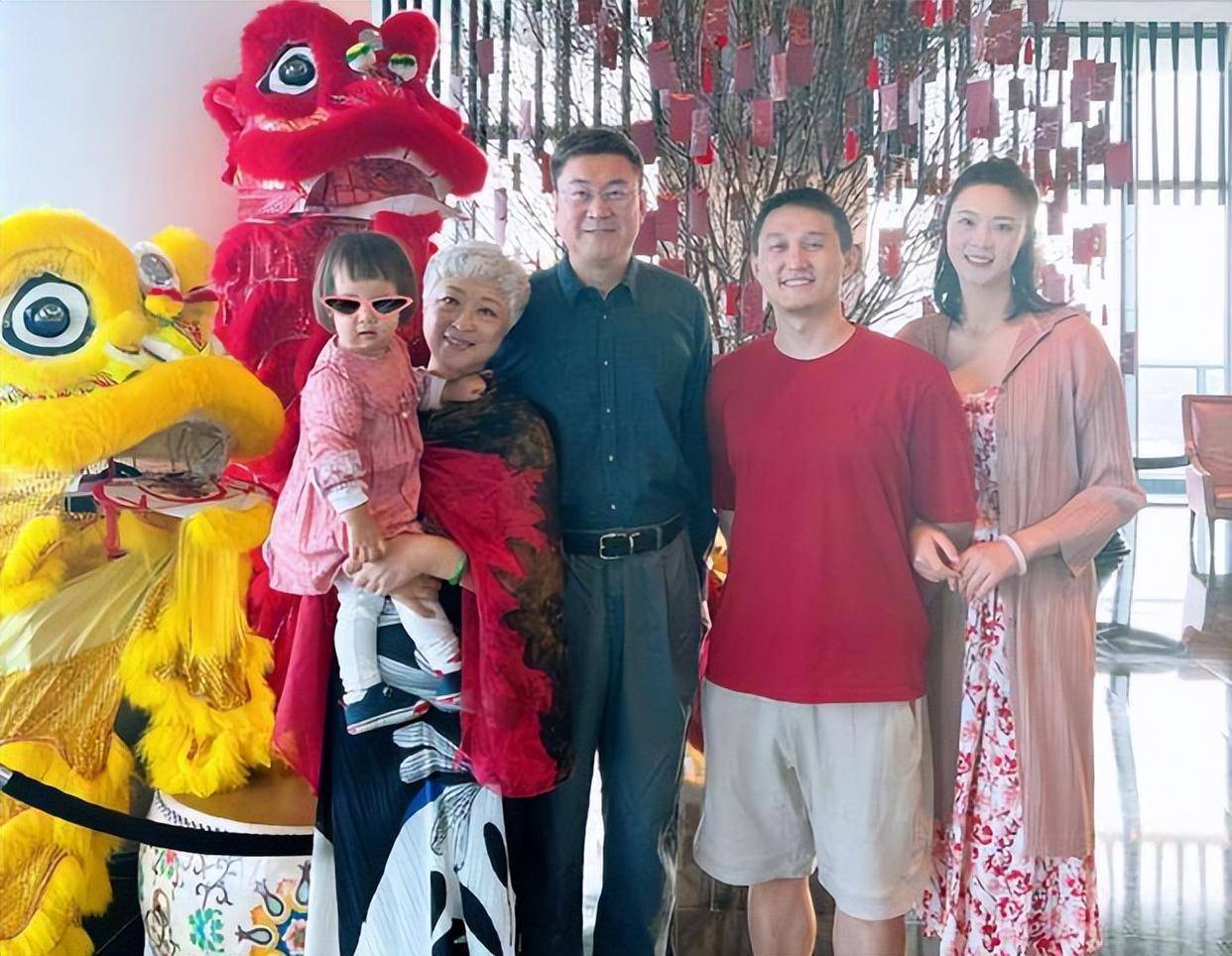 穿泳装显傲人身材,妈妈满头白发,老公邋遢_杨臻博_家庭_一家