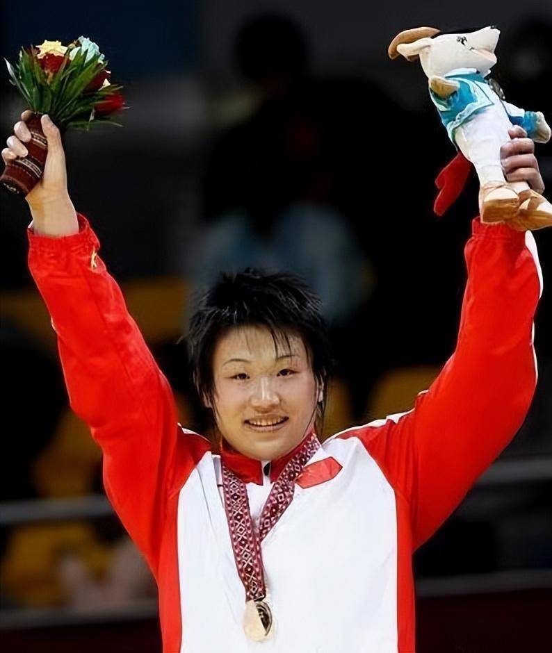 她是中国首位摔跤奥运冠军,23岁遗憾退役,赴国外留学后过得怎样_王旭