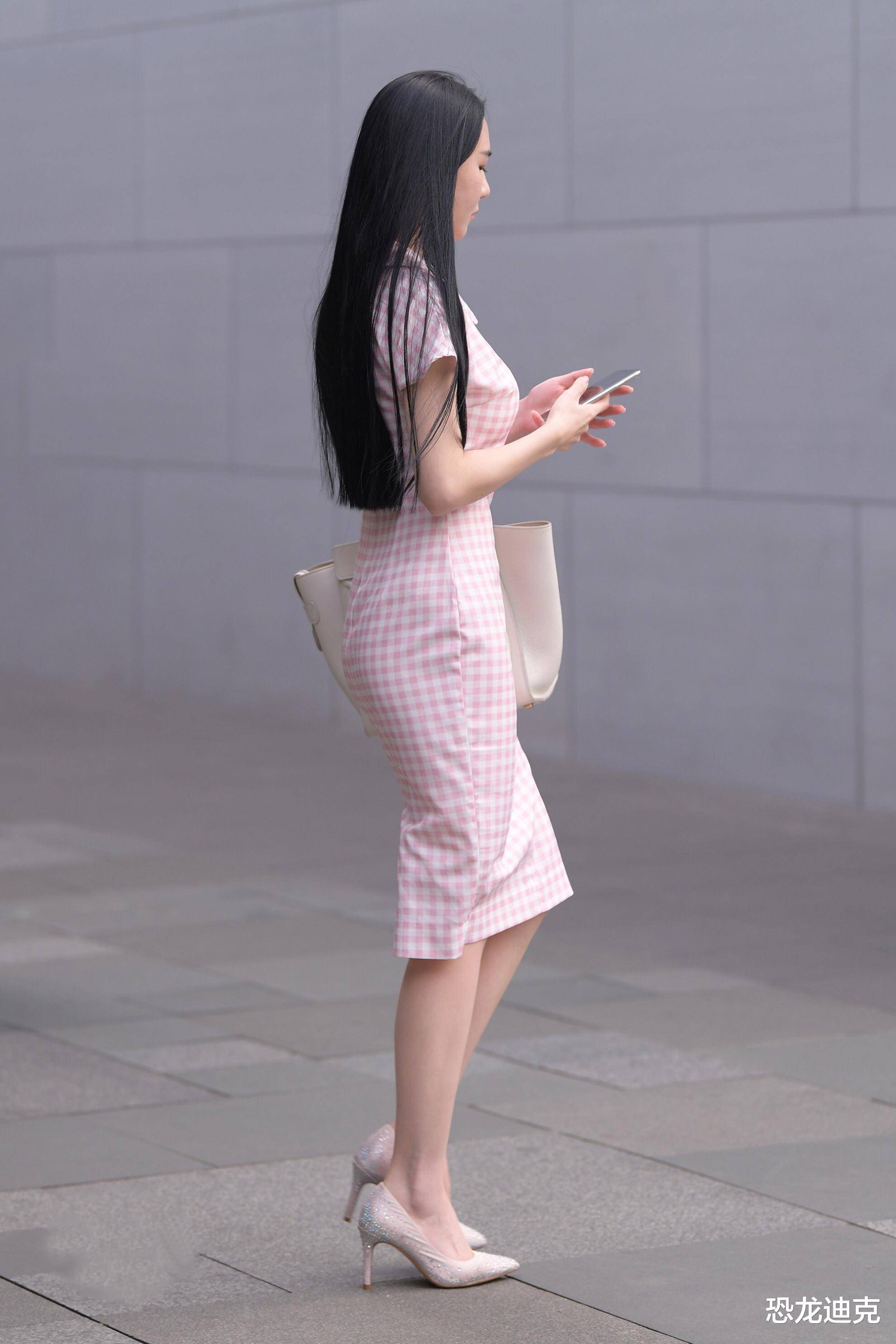 长发及腰的温柔女子,是无数男生最想等的人_朋友_女生_目标