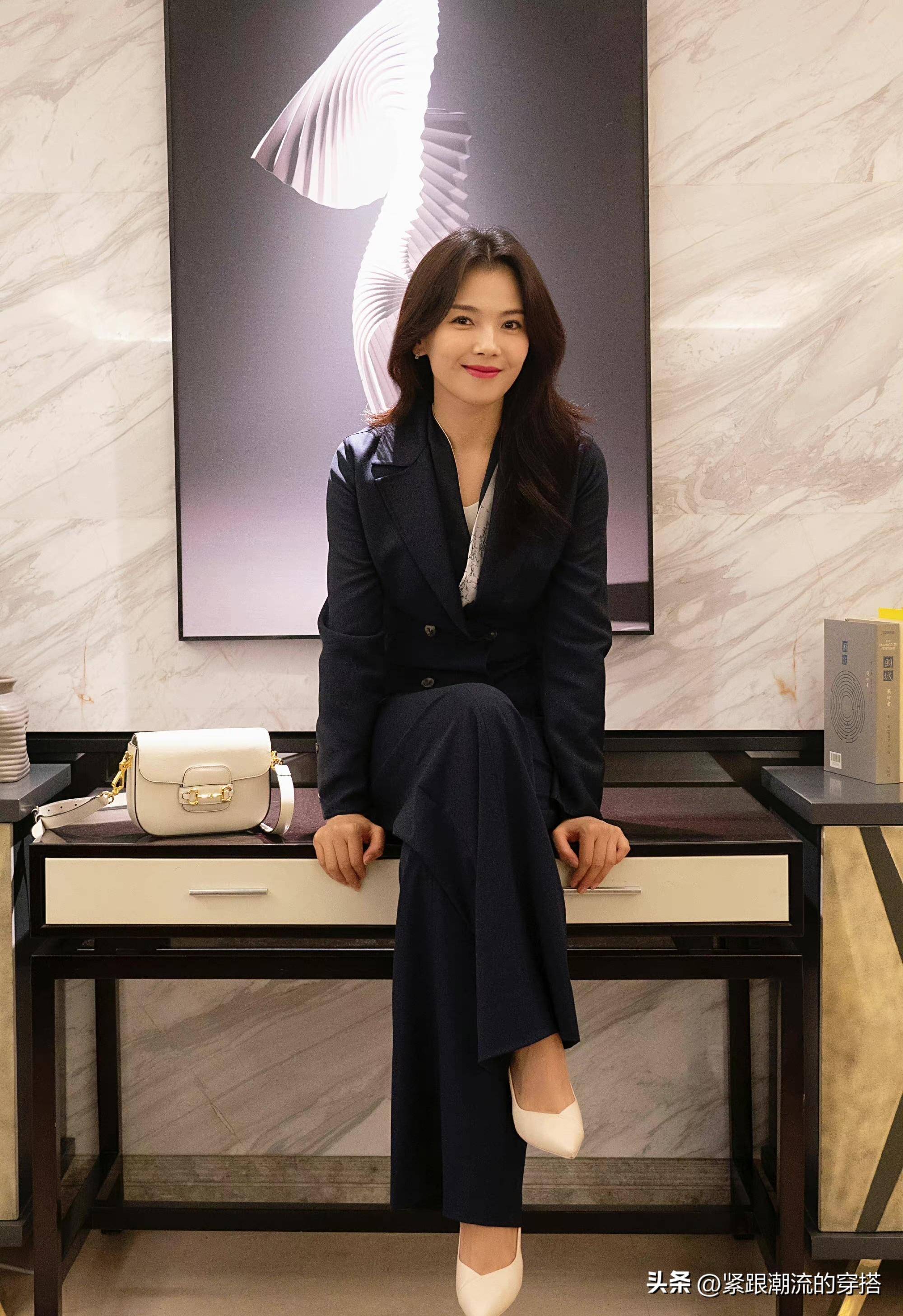 这才是中年女性穿搭标杆,刘涛点亮入秋通勤装,知性大方_身材_衬衫