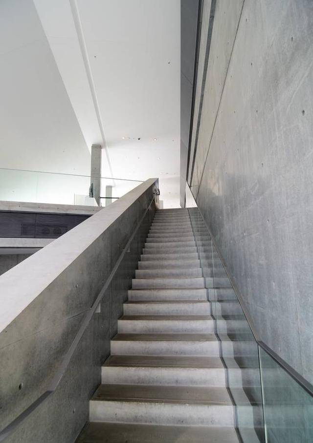 楼梯水泥扶手开裂,师傅拒绝直接砸掉,反问:钢筋连着粱怎么砸?