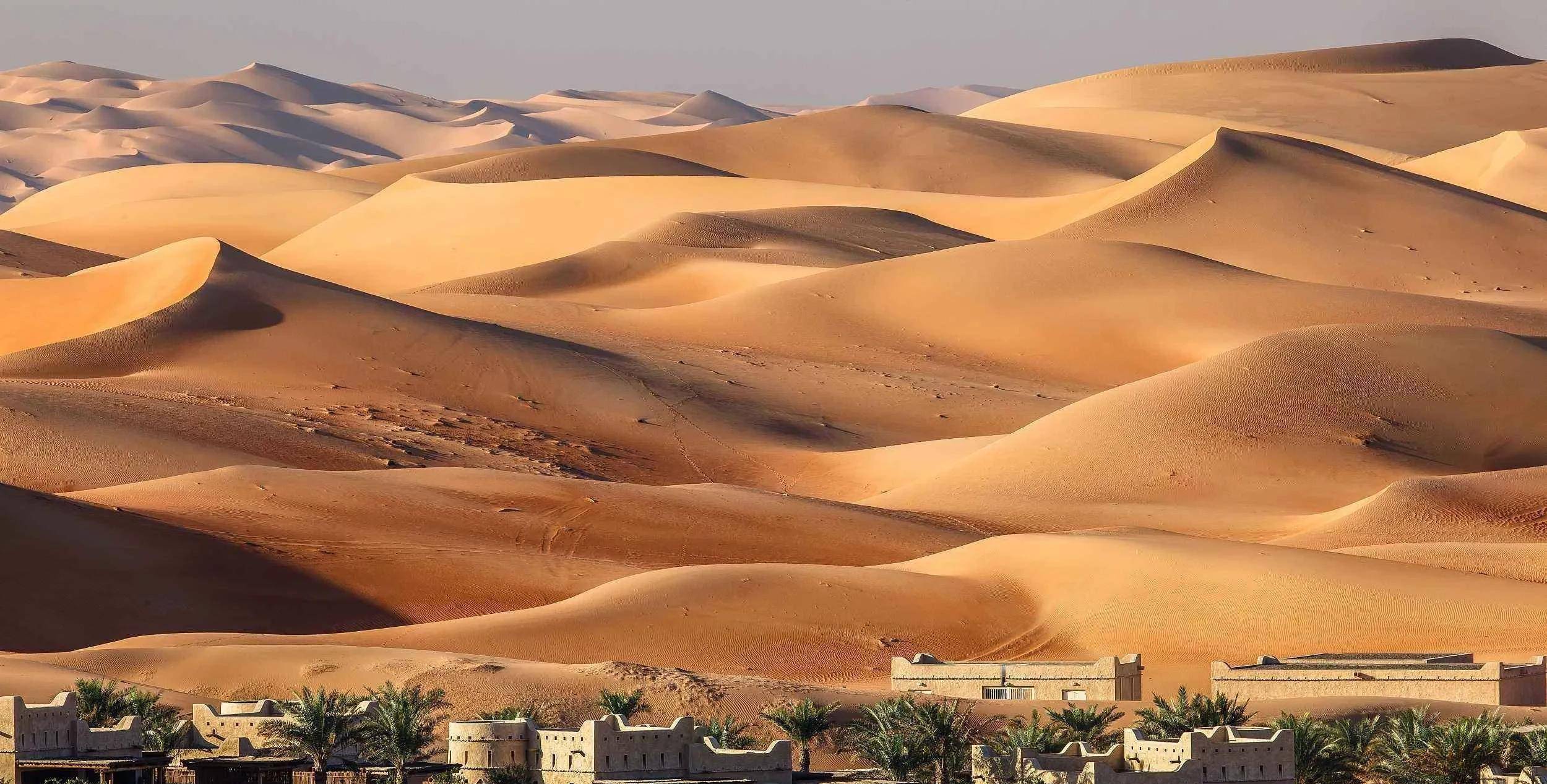 除西部高原属地外,沙特境内其他地区均为亚热带沙漠气候,天气长年炎热