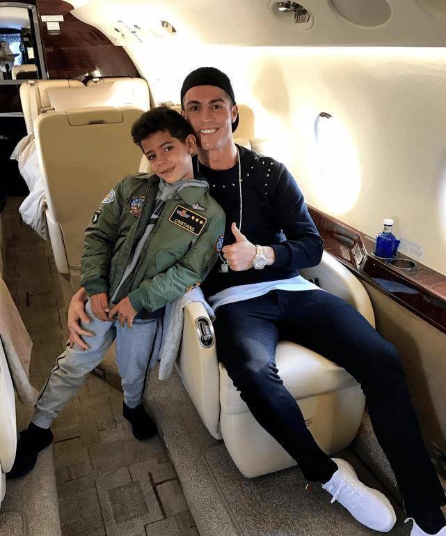 穿绿色睡衣"丑哭",10岁迷你罗把人帅晕_乔治娜_身材_感觉