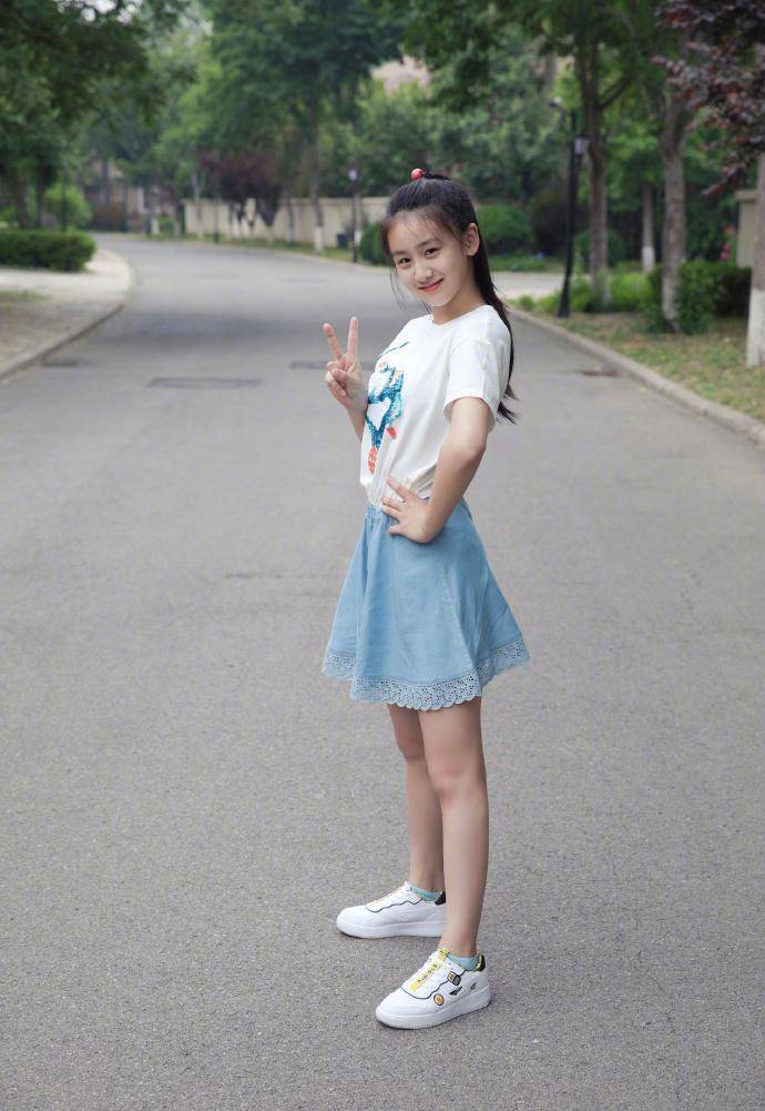 田亮12岁女儿蓝裙清新甜美,大长腿玩滑板太好看
