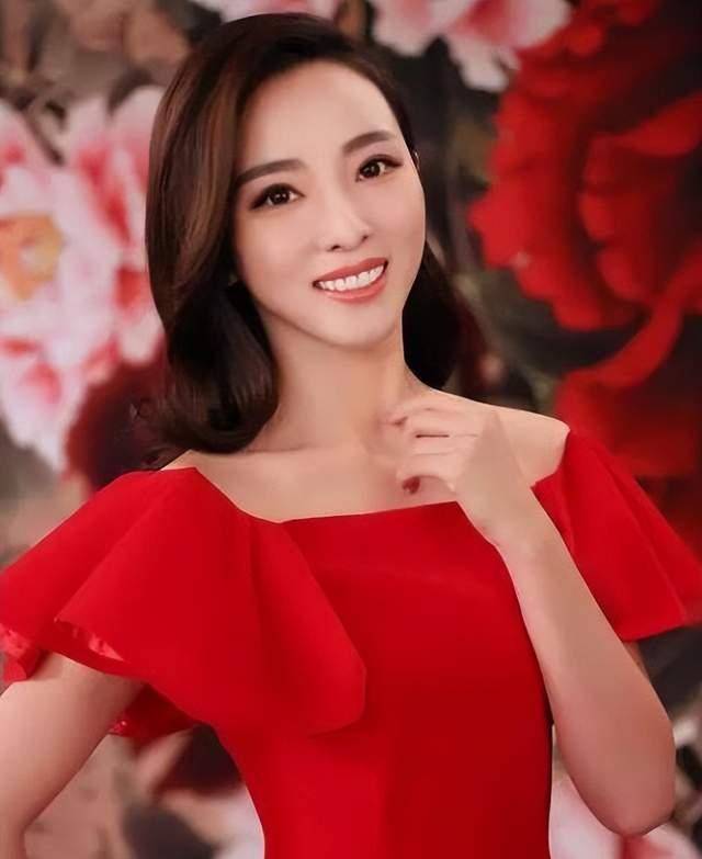 近10年央视春晚主持人:有人去世,有人淡出荧幕,今昔对比差距大_李咏