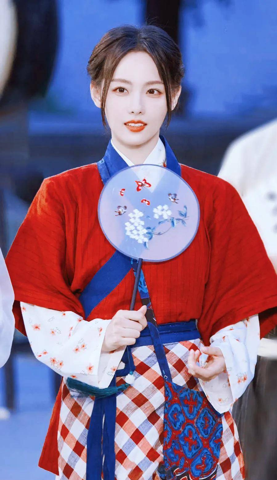 张嘉倪连生两个孩子都没换来一场婚礼,丈夫不忠诚01年大学生_姐姐