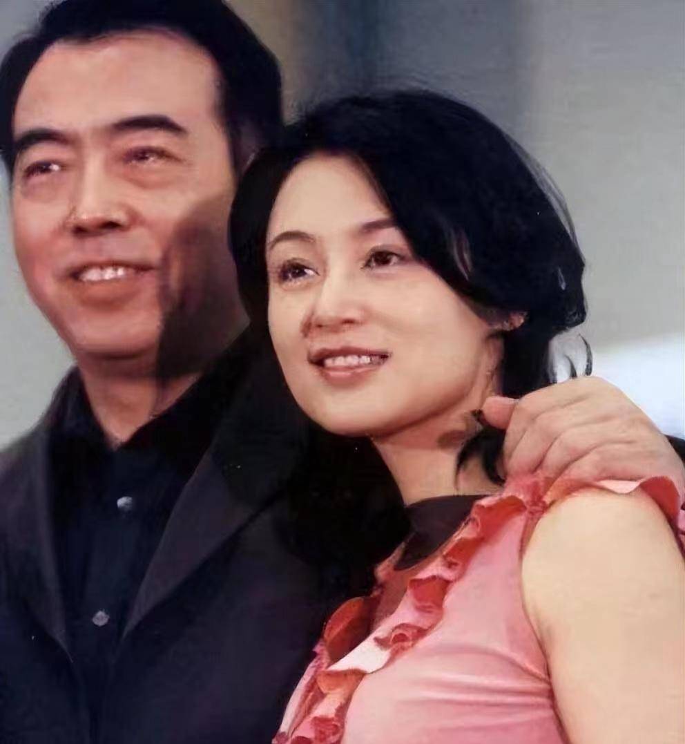 陈红母子家庭聚餐,陈飞宇撒娇遭哥哥嫌弃,相处温馨不见陈凯歌_儿子