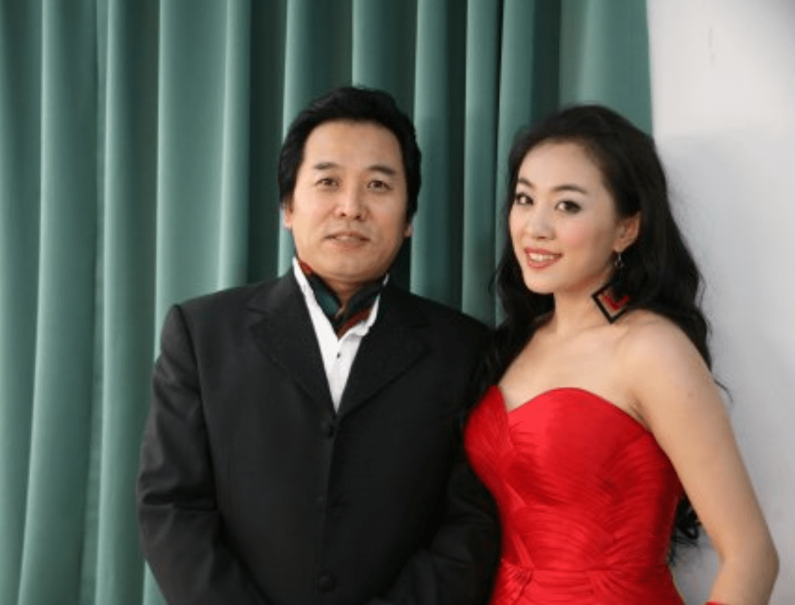 著名歌唱家佟铁鑫:13次登春晚,二婚娶女富豪,重组幸福家庭_音乐_发展