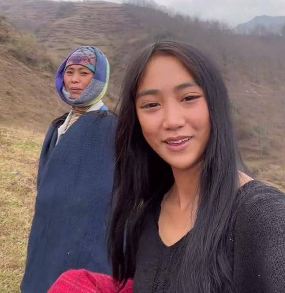 网友们对孟阳的现状表示同情,在别人家的孩子天真玩耍的时候,孟阳却在