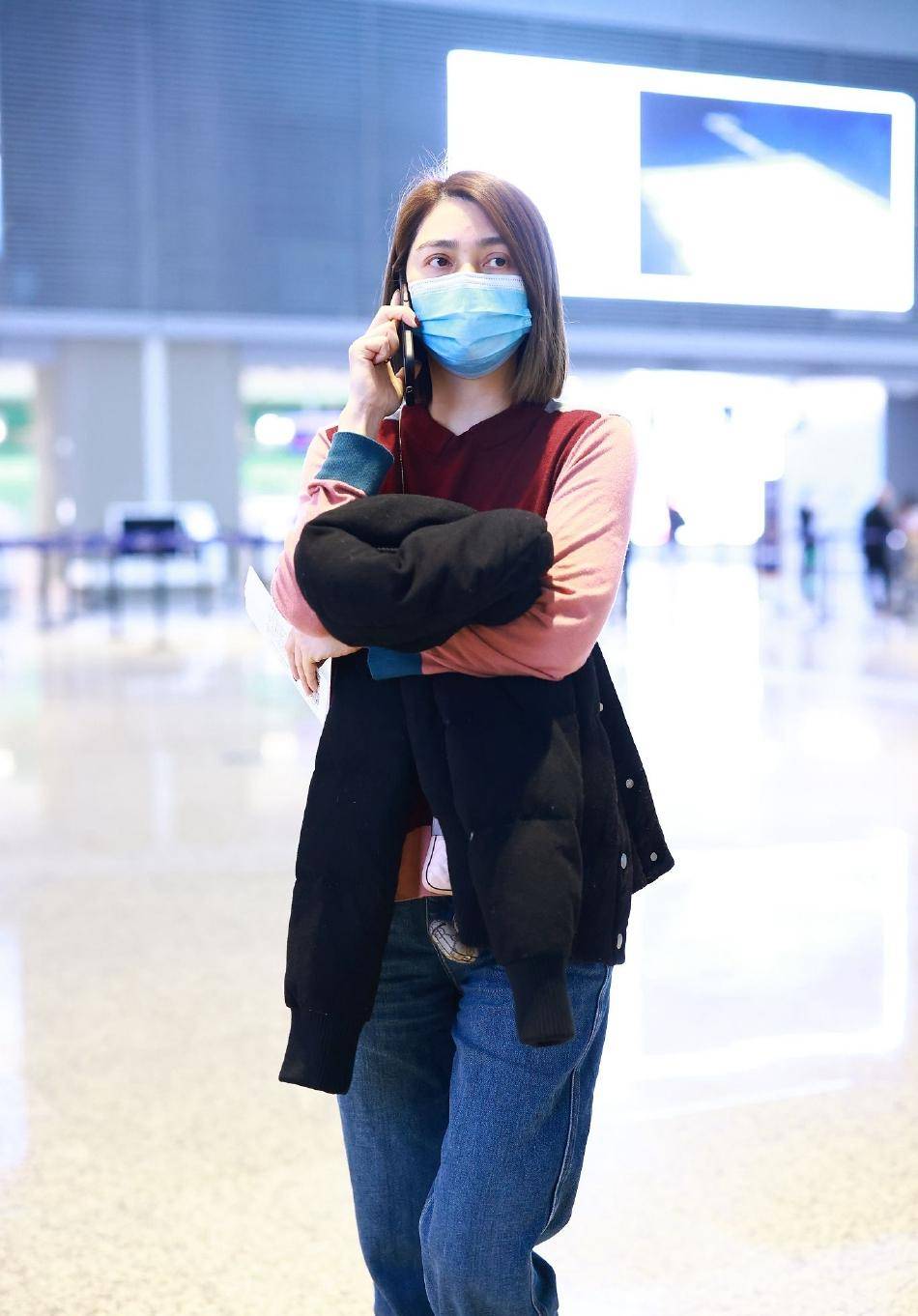 51岁洪欣真显年轻,拼色上衣搭牛仔裤走机场,剪齐肩短发利落减龄_经典