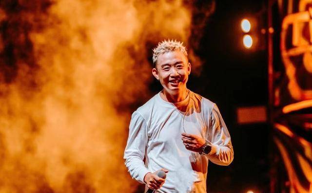 说唱巅峰对决开场王炸,gai虎山行王以太目不转睛,是谁的青春?