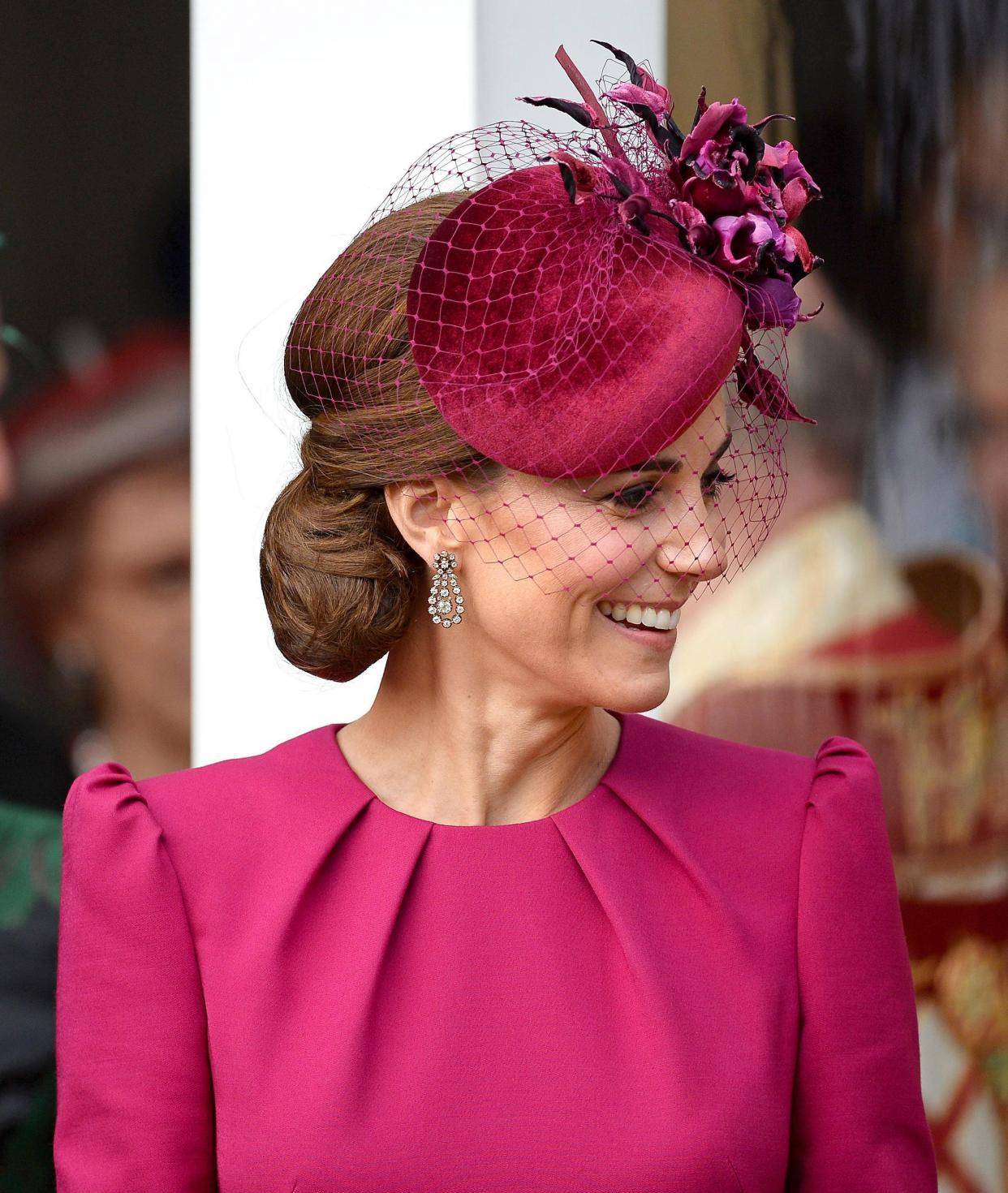 戴安娜王妃的"鸟笼面纱帽"造型神秘高贵,朦胧美很高级_帽子_面部_王室