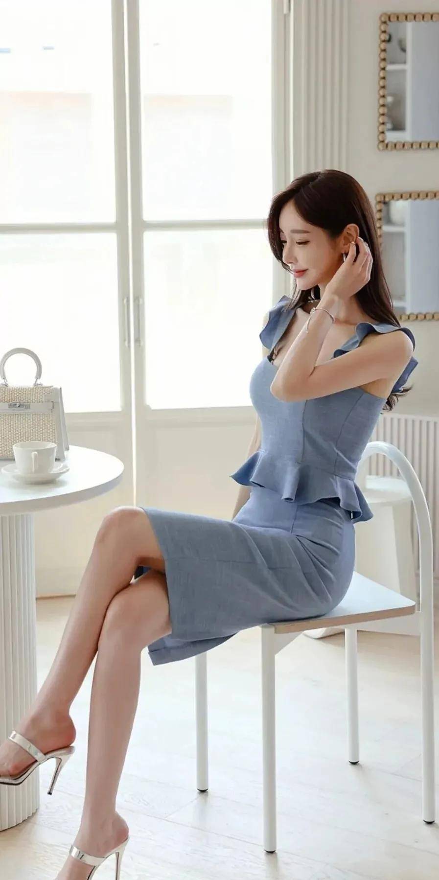 毕业于国外清州大学,参加了ulzzang脸赞时代节目而出现在众人面前