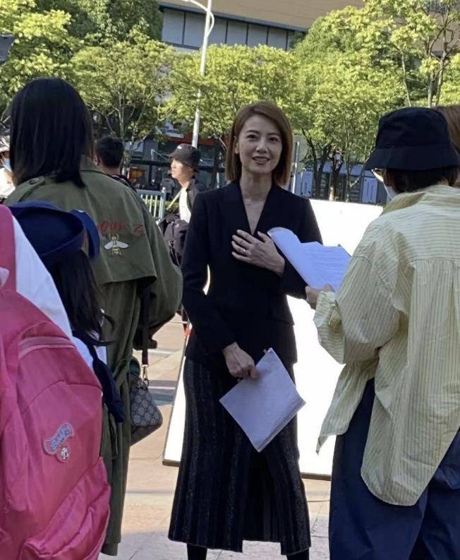 41岁高圆圆近照曝光,片场让女助理伺候换鞋引争议,身材成亮点_网友