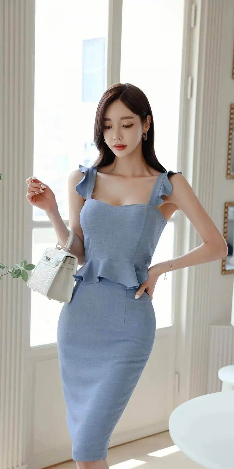 毕业于国外清州大学,参加了ulzzang脸赞时代节目而出现在众人面前