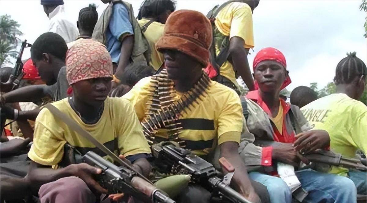 法国雇佣兵之王,在非洲建立佣兵王国,娶5个白人1个黑人当老婆_鲍勃