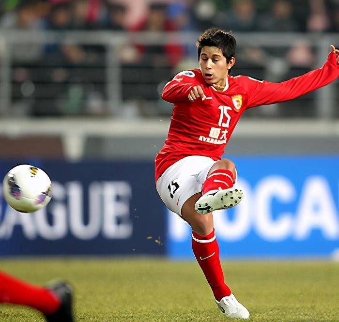 有孔卡的恒大,失球率极少,拥有着绝对的中场控制力,那支恒大让我们