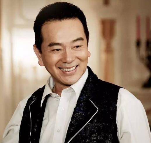 64岁张晨光出镜带货遭谩骂,现场痛哭流涕,令人心疼!_直播_网友_嘲讽