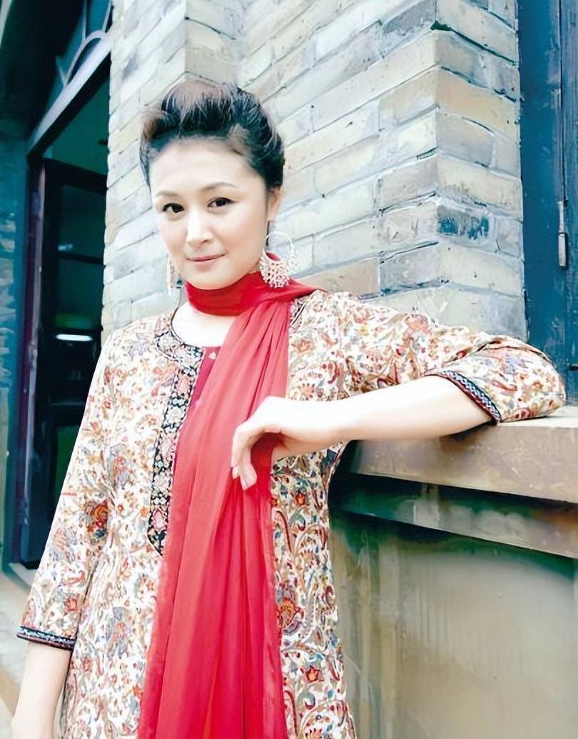 于月仙去世后,赵本山徒弟穿红衣直播:她死了,我们还不吃饭了?