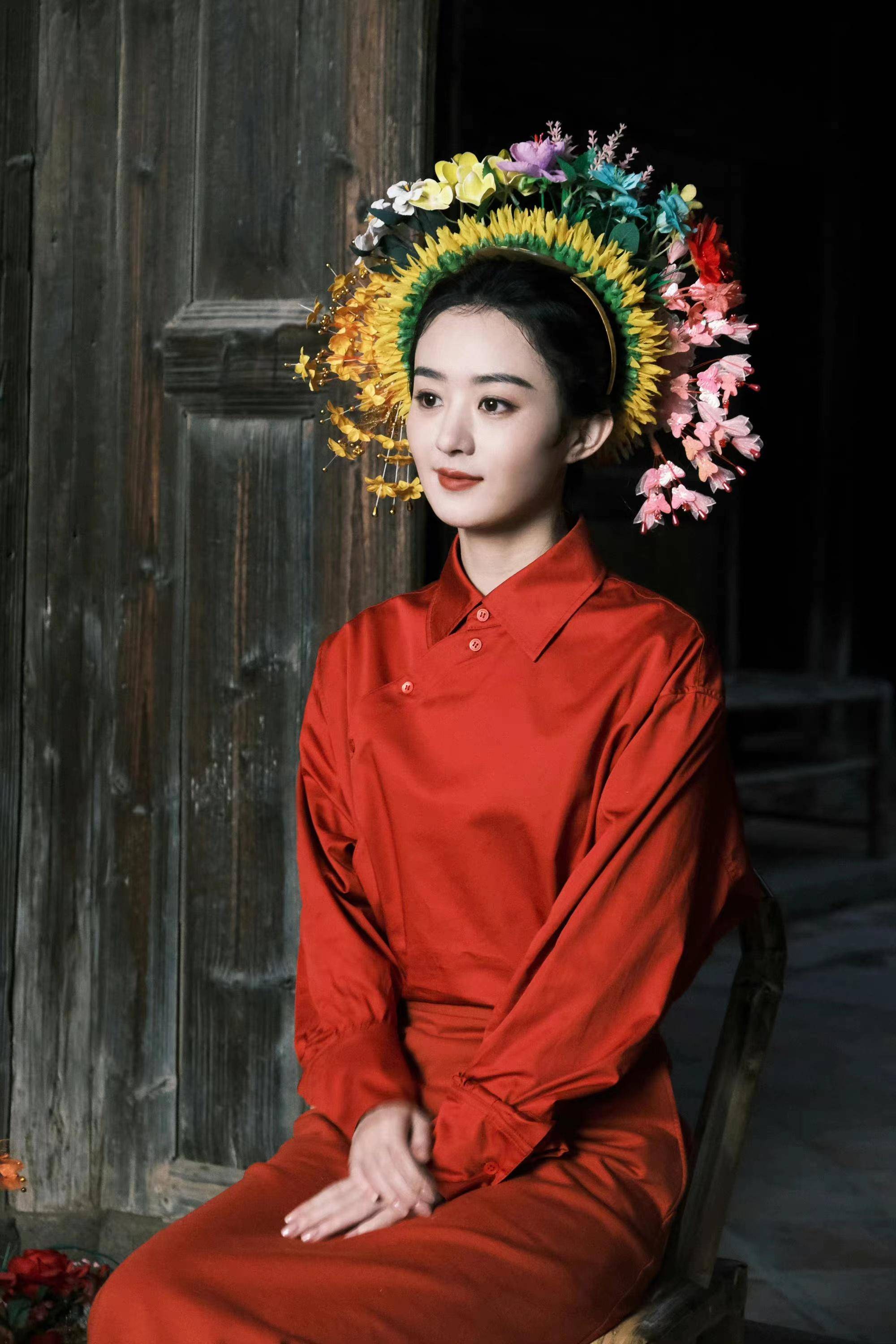 穿中国红头上插满鲜花,央视脸超惊艳