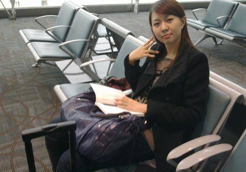 卓依婷跟女儿骑脚踏车,素颜肤色暗黄,穿的也很普通!_化妆_显得_气质