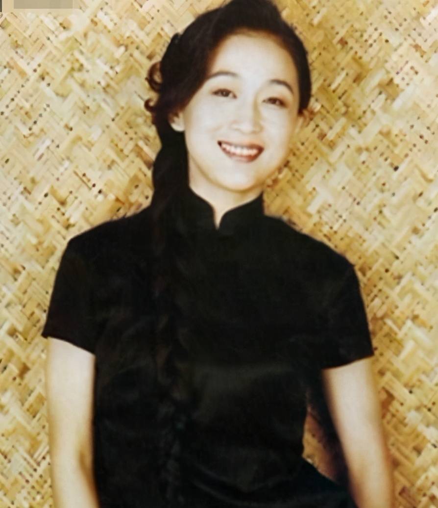 他还有一个哥哥叫陈准.她的父亲是国防大学教授,母亲是话剧演员.