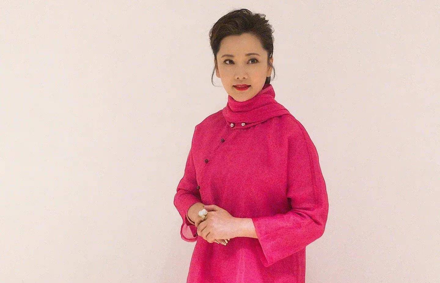 何赛飞:与初恋结婚,金钱全部归老公,34年感情甜蜜如初_何塞菲_生活