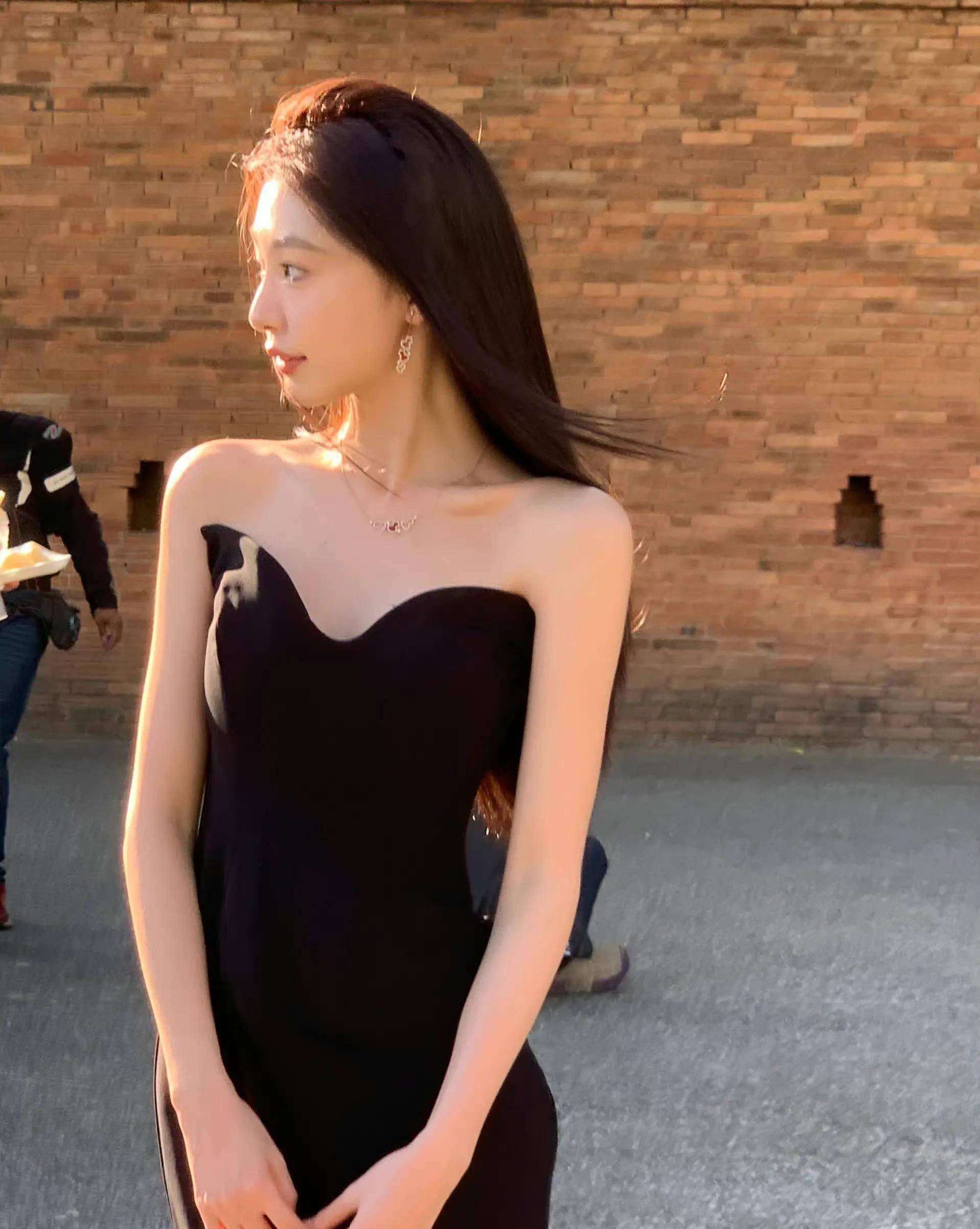 易梦玲晒甜美照片,穿半衣短裤好清凉,好像回到了夏天_玫瑰_氛围_身材