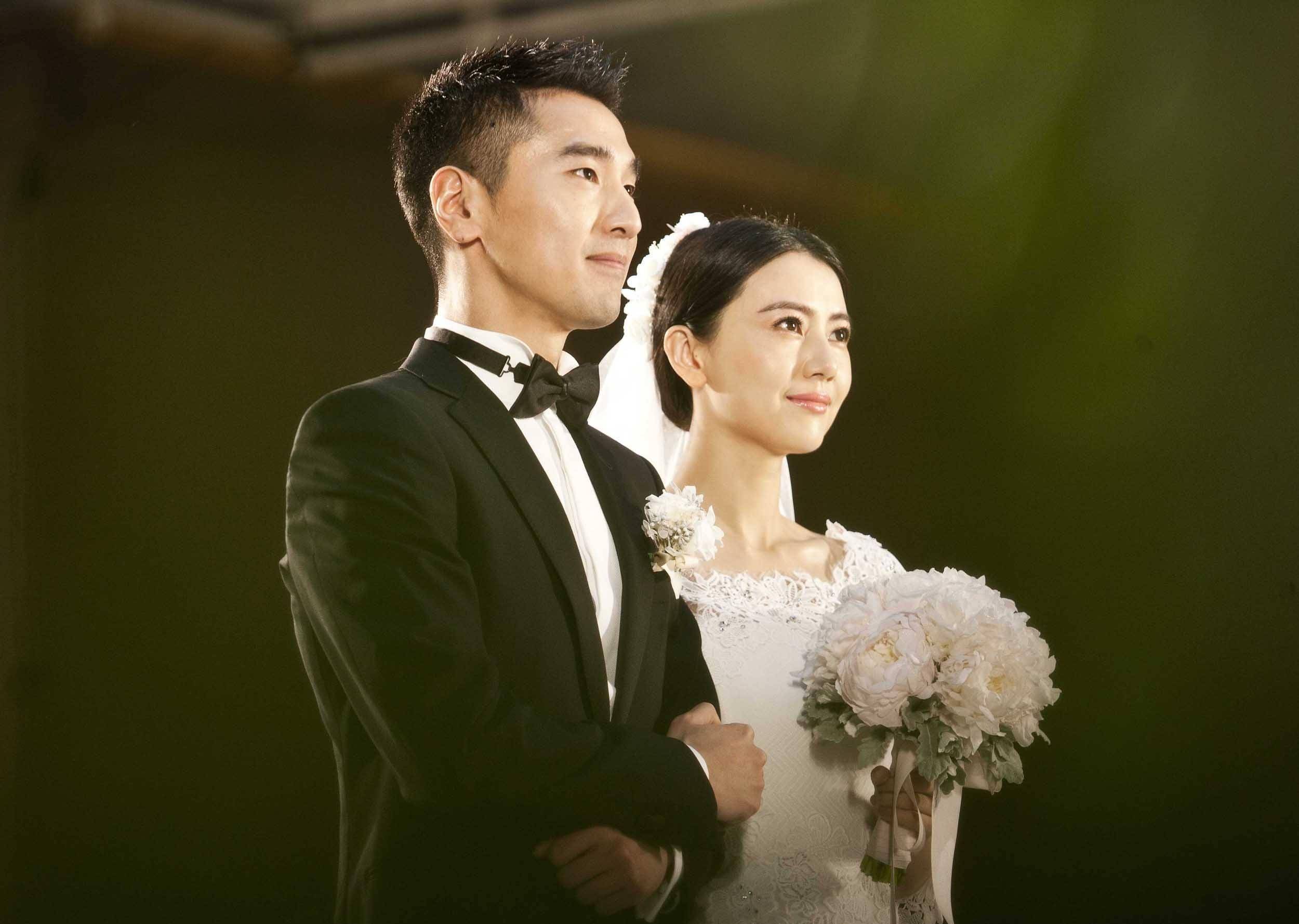 后首现身,头发扎起暗蓝色西装尽显干练,笑容满面_贾静雯_气质_孩子