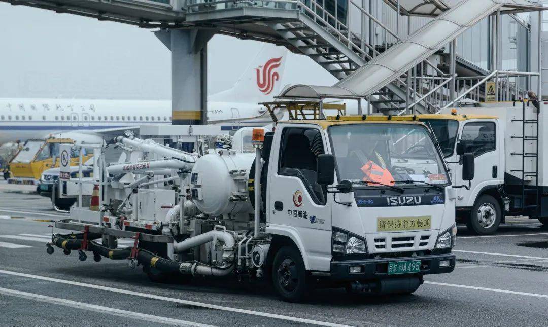 福州长乐机场地勤车辆随拍_航空_康巴斯来_的飞机