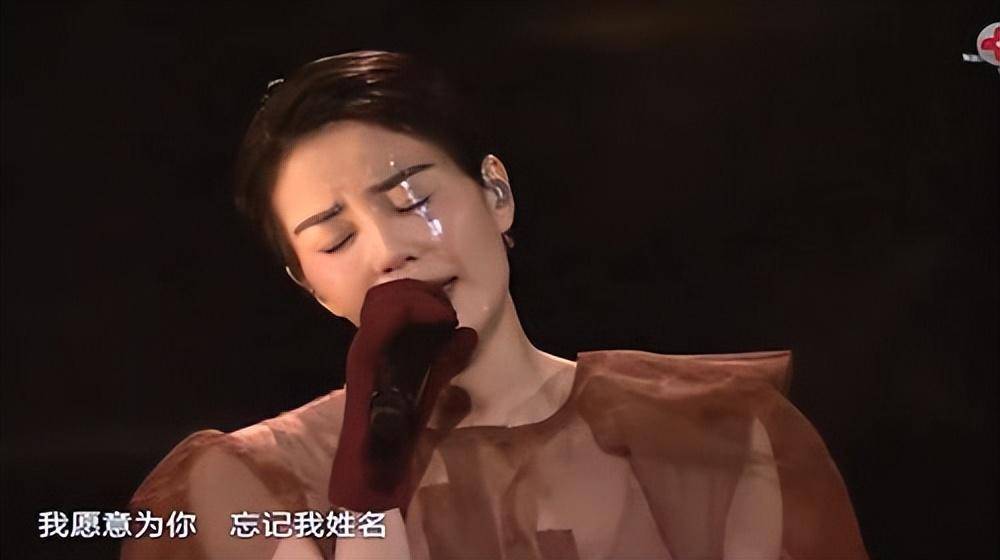 王菲和窦唯在一起的时候,住四合院,一大早起来去公共厕所倒夜壶