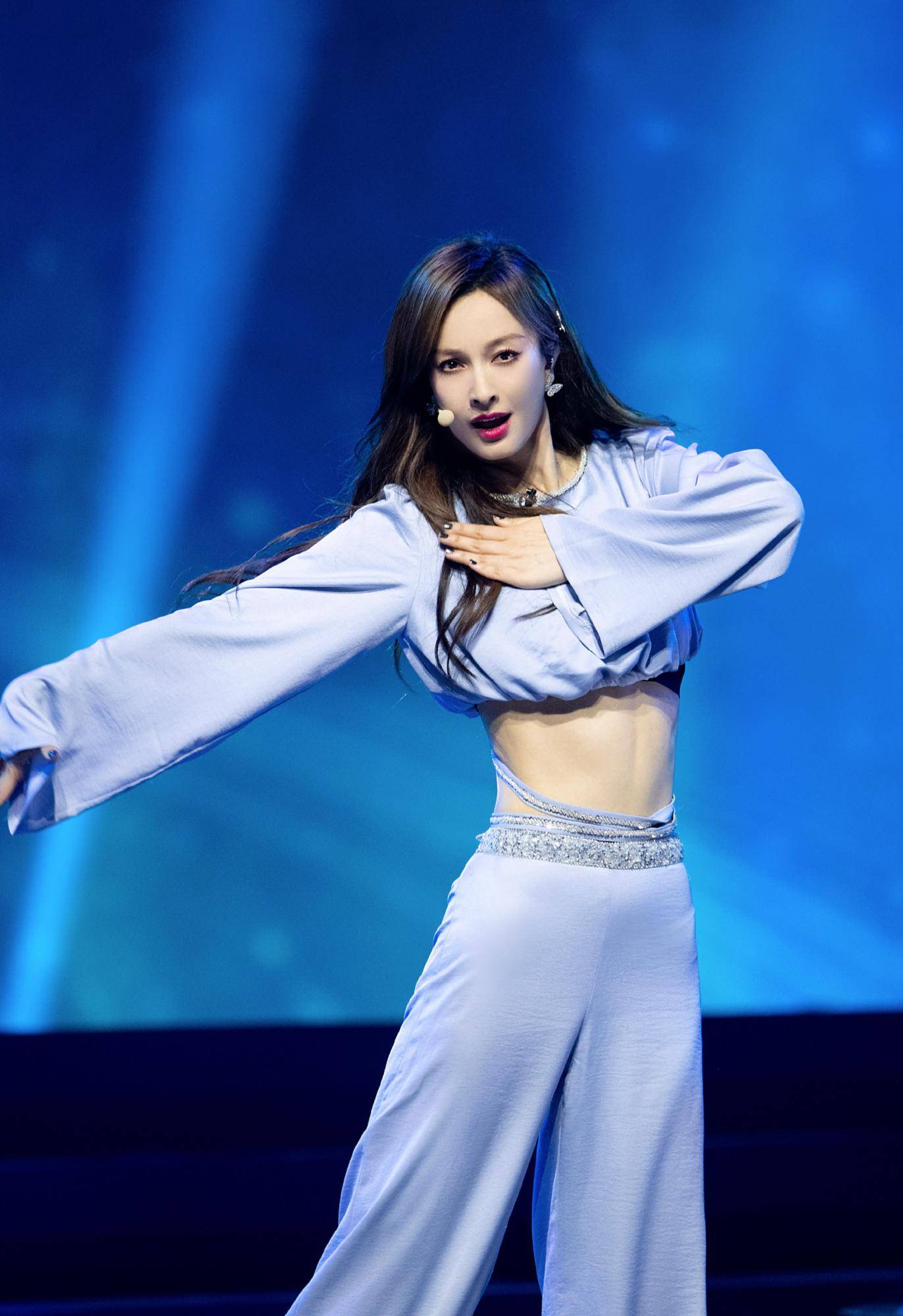吴昕再次美出新高度公演舞台挑战丝带舞浅紫色套装又美又飒