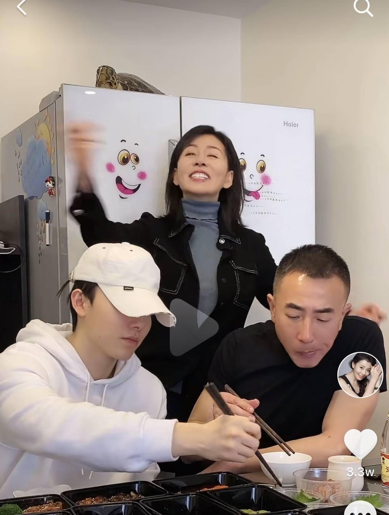 甄嬛传齐妃镜头前跳舞,穿的时髦但又得体,父子专心吃饭不管她!