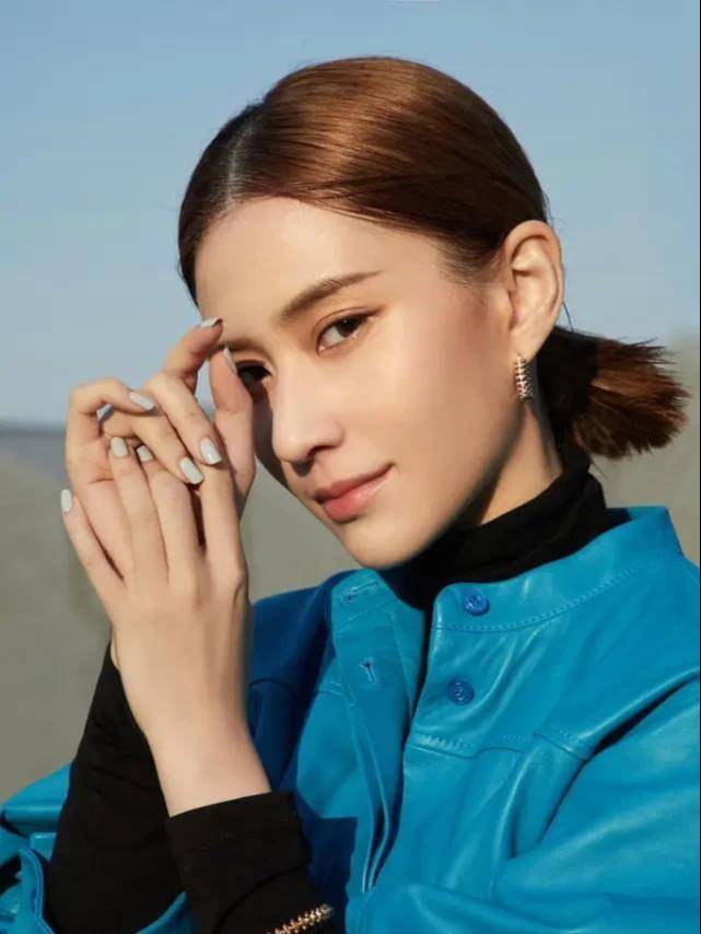 何超莲的颜值超美,继承了赌王何鸿燊的颜值,大鼻子很有立体感,而且她