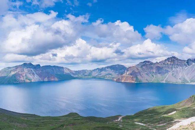 长白山位于吉林省东南部地区,映象最深的就是天池_火山区_地貌_海拔