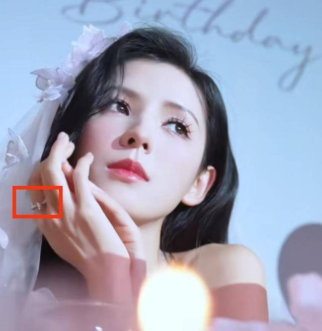 王思聪前女友张予曦晒照庆生,喝香槟气质高雅,戒指透露感情状态_生日