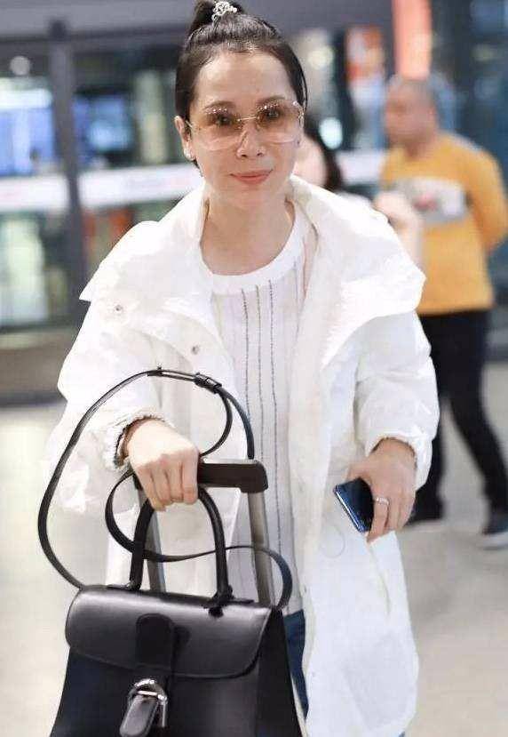 在海清身上看到了中年发福,再加上发际线后移,离衰老期不远了!