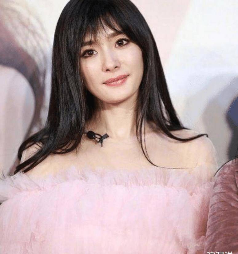 粉色公主裙尽显老气,生图吓退铁粉_女明星_时候_活动