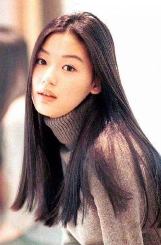 现在的全智贤看上去和高中时期一模一样.