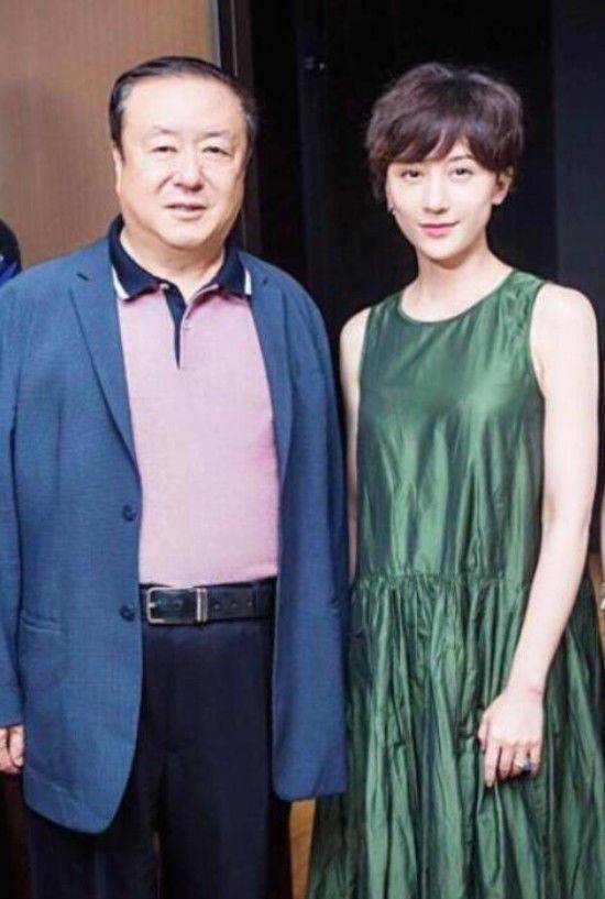 尤小刚:三婚娶小30岁的周庭伊,生了俩儿子,71岁的他不敢休息_邬倩倩