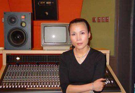 上的田震并没有怎么讲话,只是坐在一旁默默地听着张卫宁和同事们调侃