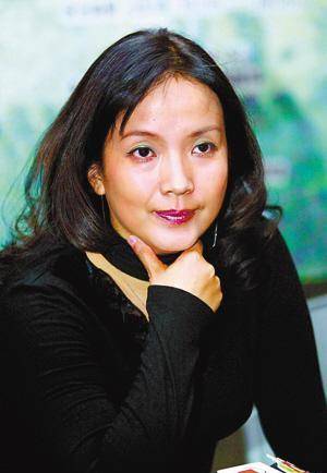 电视主持猝死妻子拒绝尸检,1岁独子却被爷奶告上法庭,有何内幕_陶伟