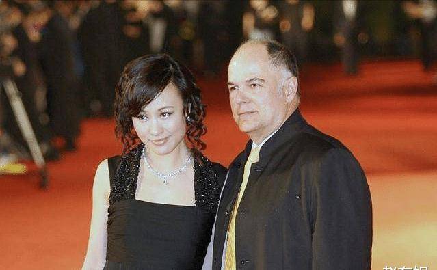 之后两人正式相恋,并且在之后还举办了一场盛大的中式婚礼,邬君梅也