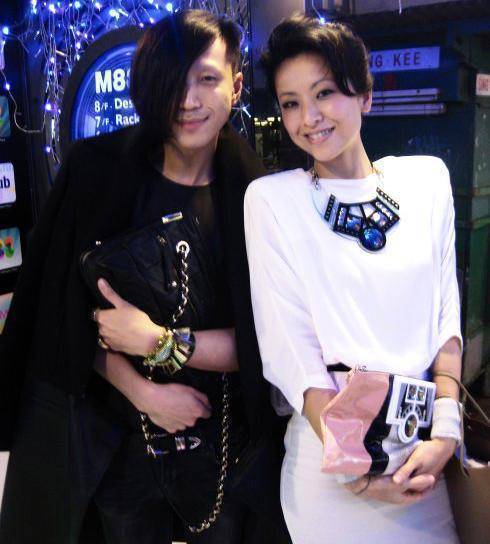 这么多年,徐濠萦成了娱乐圈的时尚达人,和韩火火的街拍在网上流传