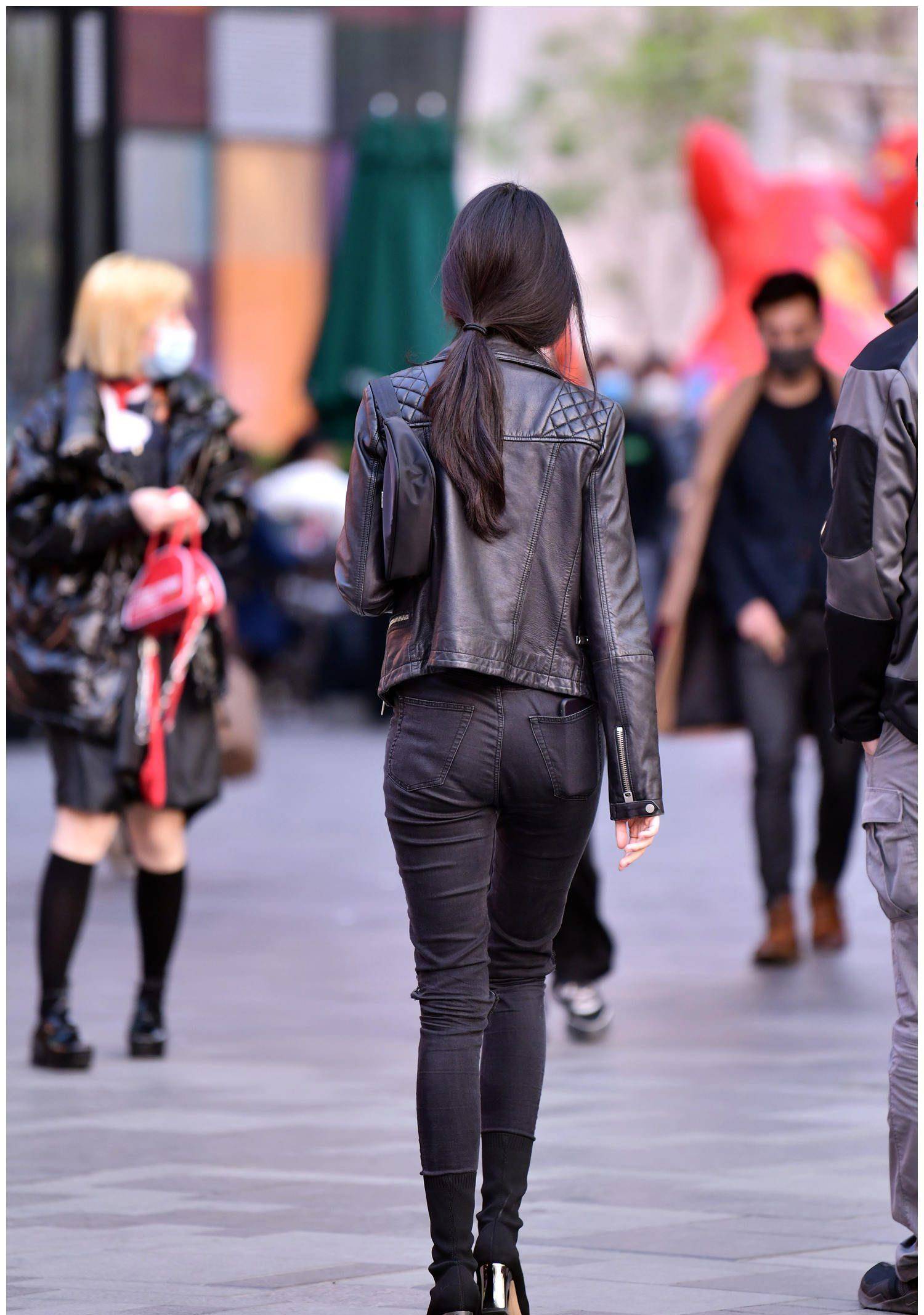 春季的紧身牛仔裤,三里屯的姑娘向你展示身材,搭配出春季时尚感_黑色