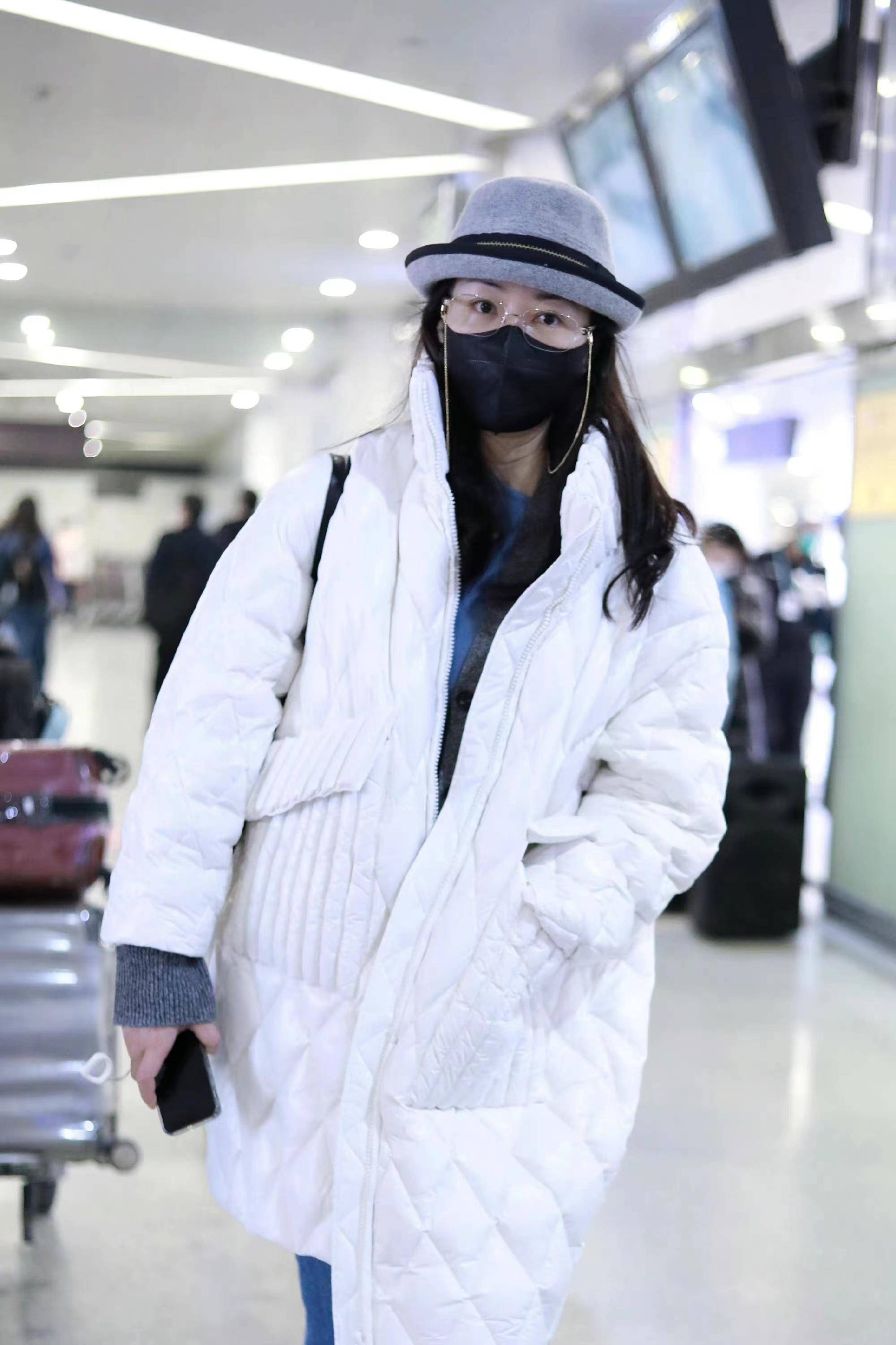韩雪现身机场,白色长款羽绒服搭牛仔裤,温暖舒适又时尚!