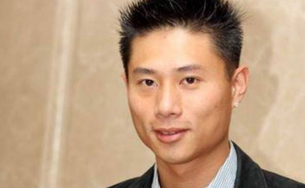 过气男歌手靠"好男人"形象娶百亿千金,42岁却婚内频繁约会美妹_彭康育