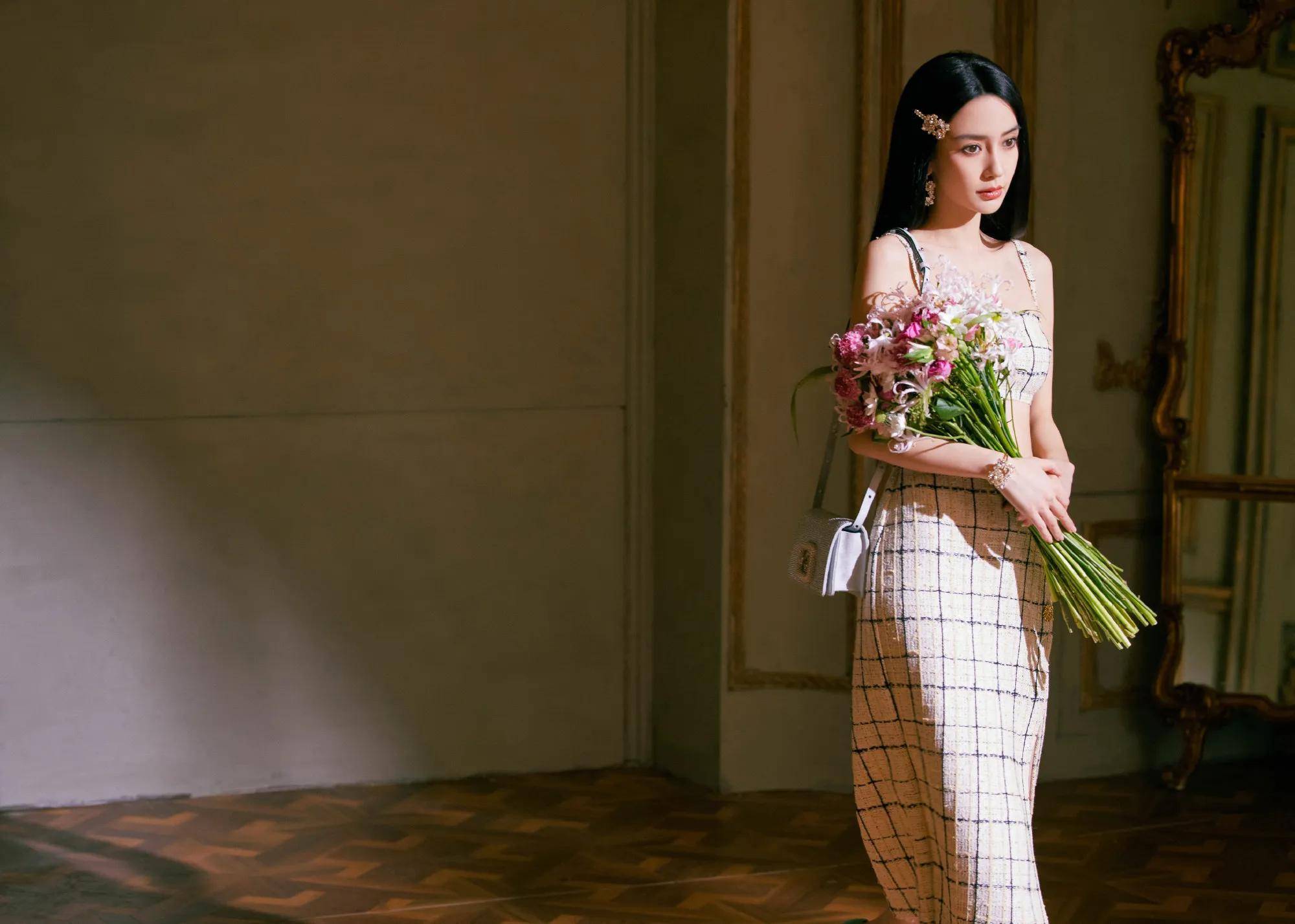 angelababy春意盎然开年大片 穿吊带裙秀美腿细腰 美艳动人 优雅高贵